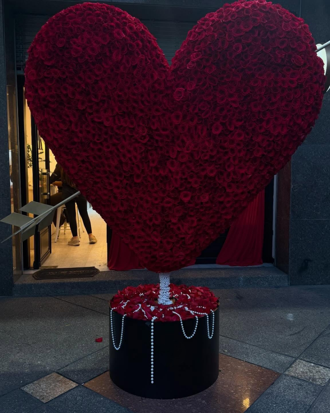 Escultura Corazón de 3500 rosas