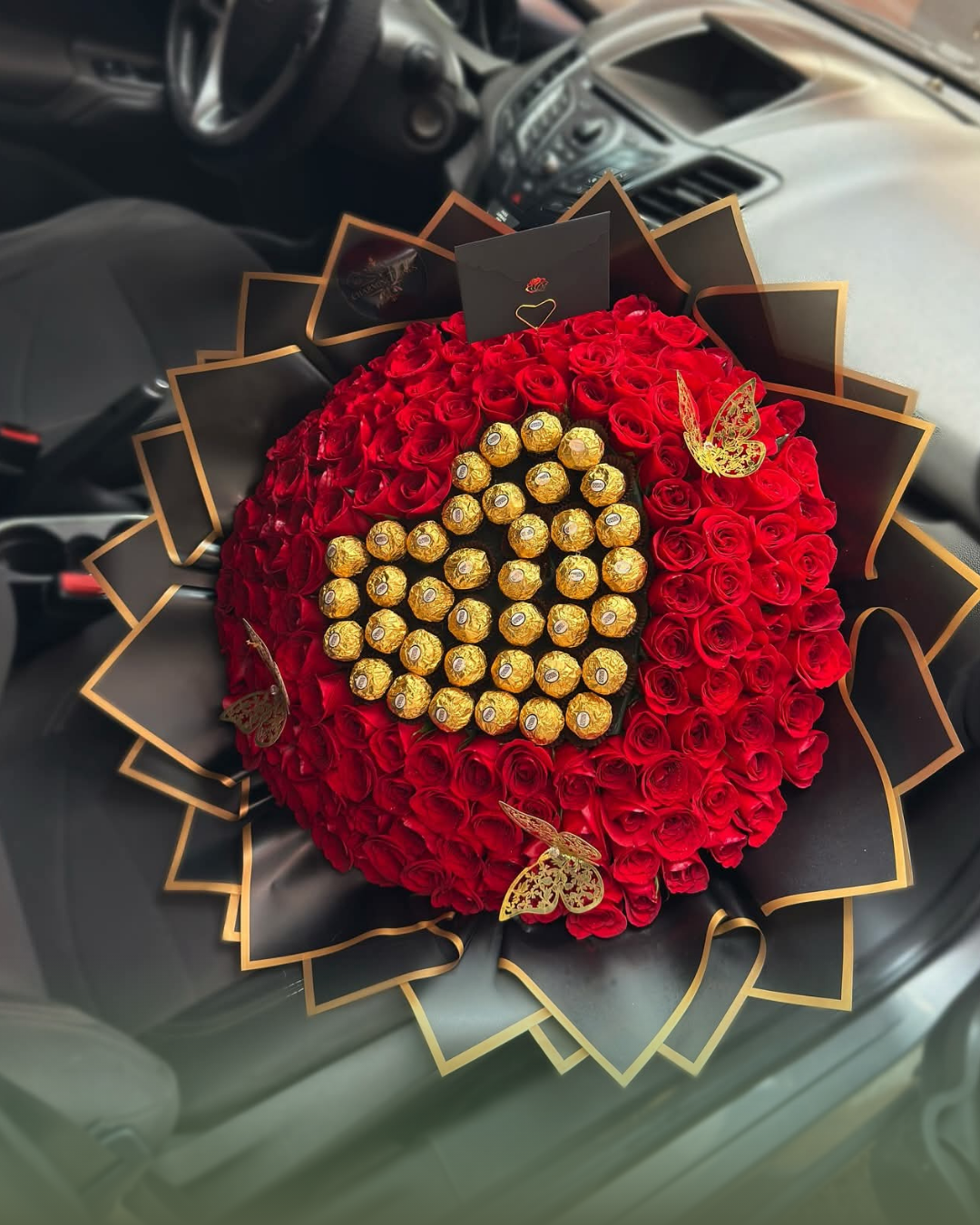 Arreglo de 1300 rosas y de regalo ramo de rosas