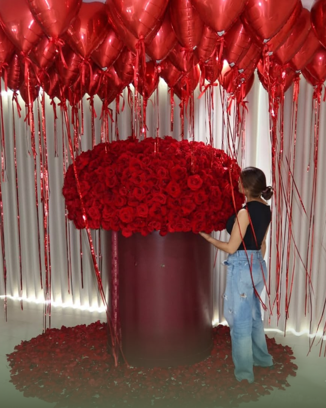 Arreglo de 1300 rosas y de regalo ramo de rosas